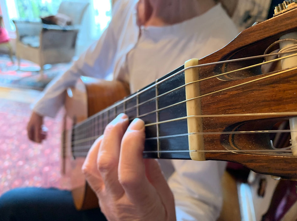 Louise Saunders teaching classical guitar
