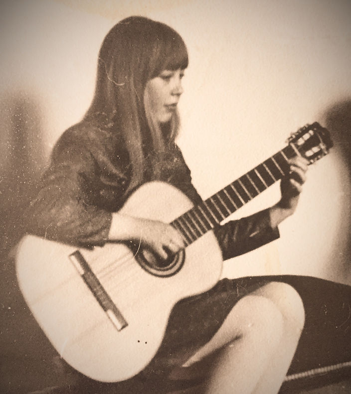 Portrait of Louise Saunders with classical guitar